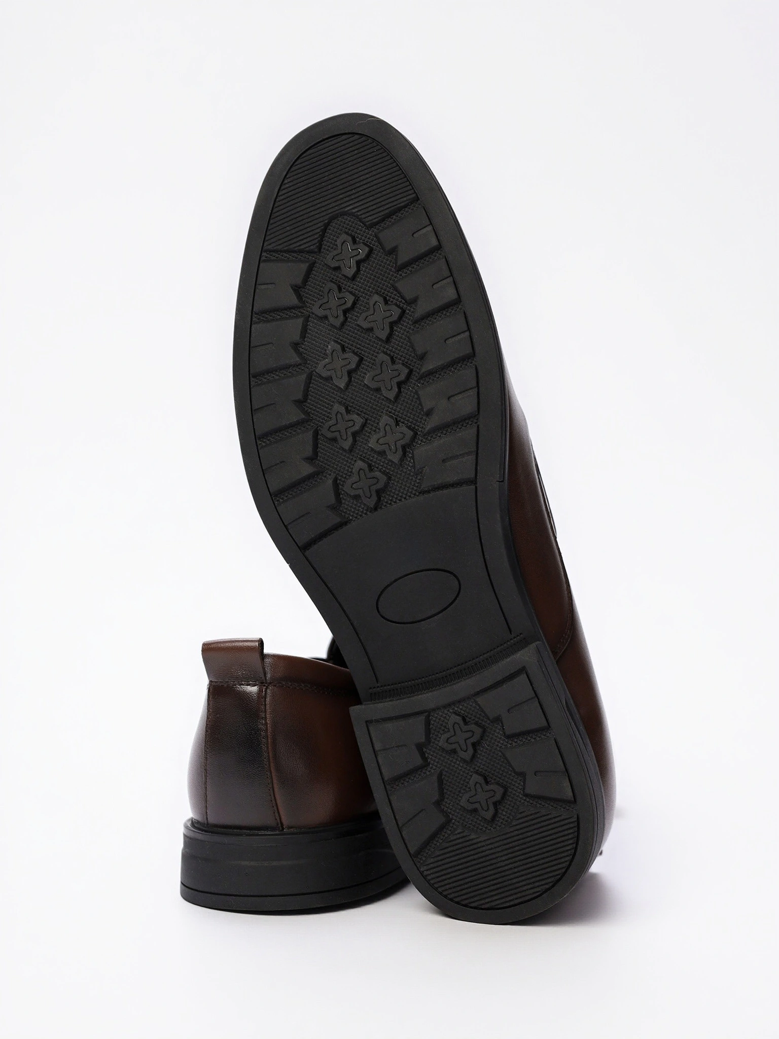 Туфли коричневого цвета с эластичными вставками на низком каблуке